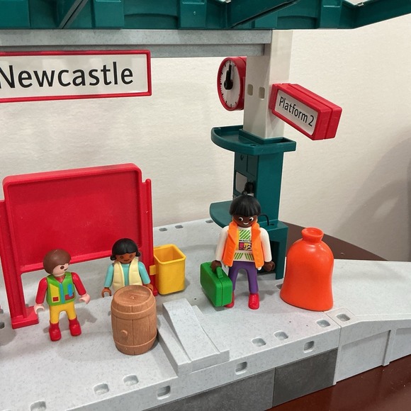 VTG Playmobil 4382 Double Platform Train Station - Newcastle - With Figures - Picture 3 of 9